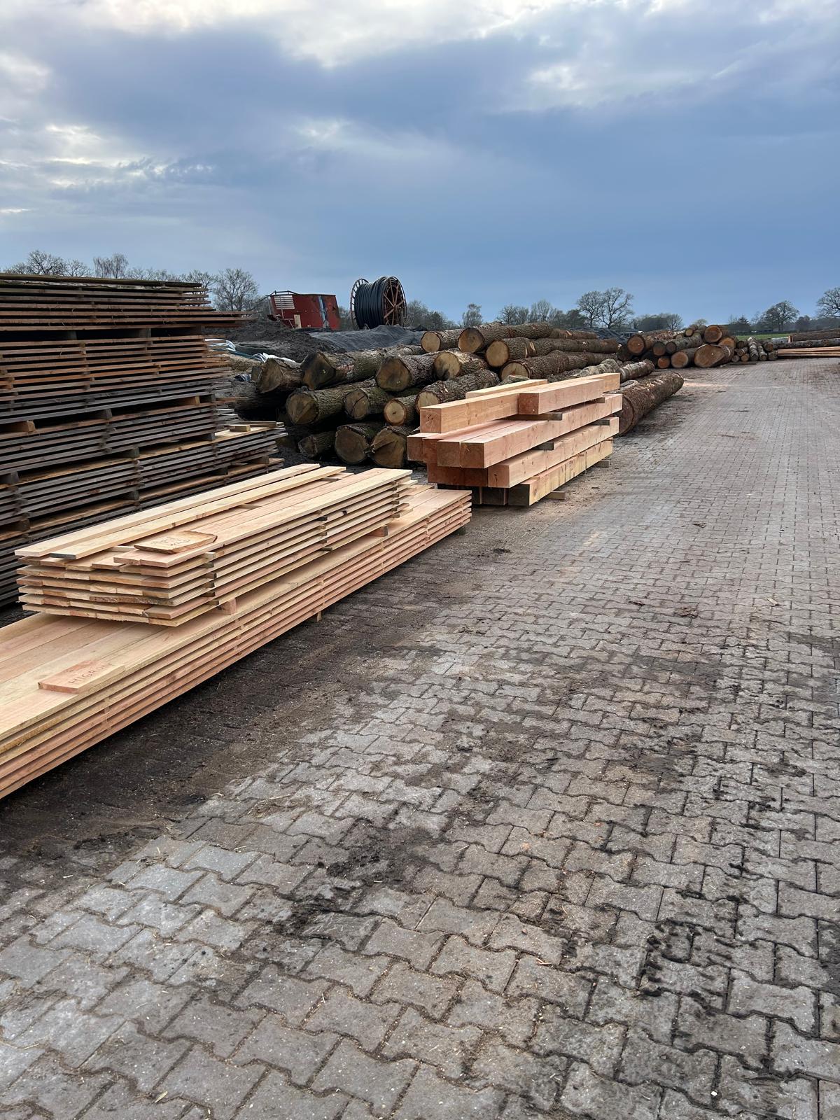 Eiken hout uit voorraad